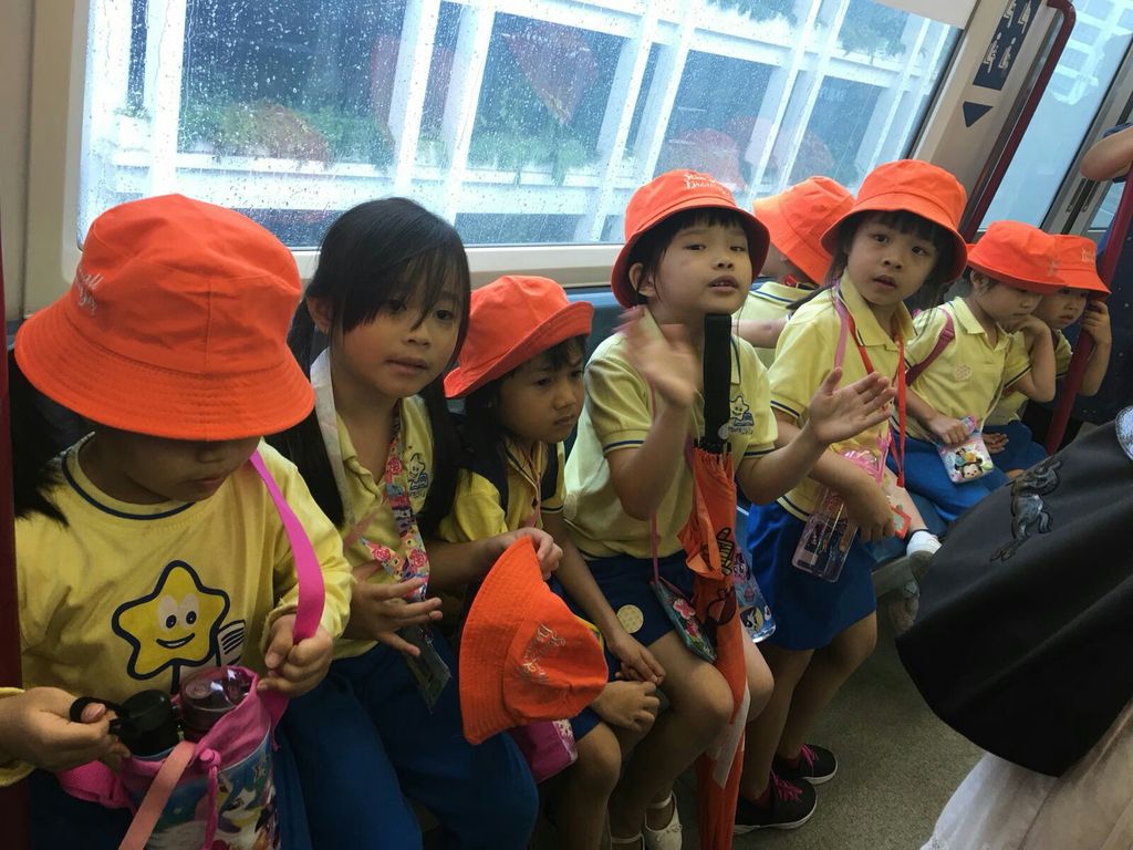 Intergenerational Bonding with the Seniors of MindCare Senior Activity Centre and NurtureStars Punggol through Terrarium Making! — photo 2