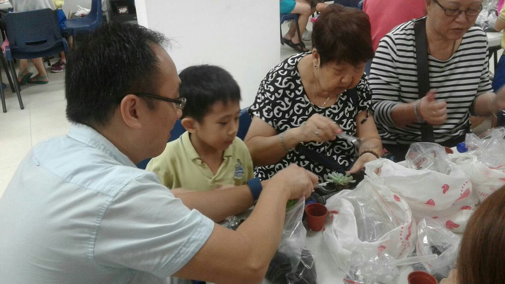 Intergenerational Bonding with the Seniors of MindCare Senior Activity Centre and NurtureStars Punggol through Terrarium Making! — photo 6