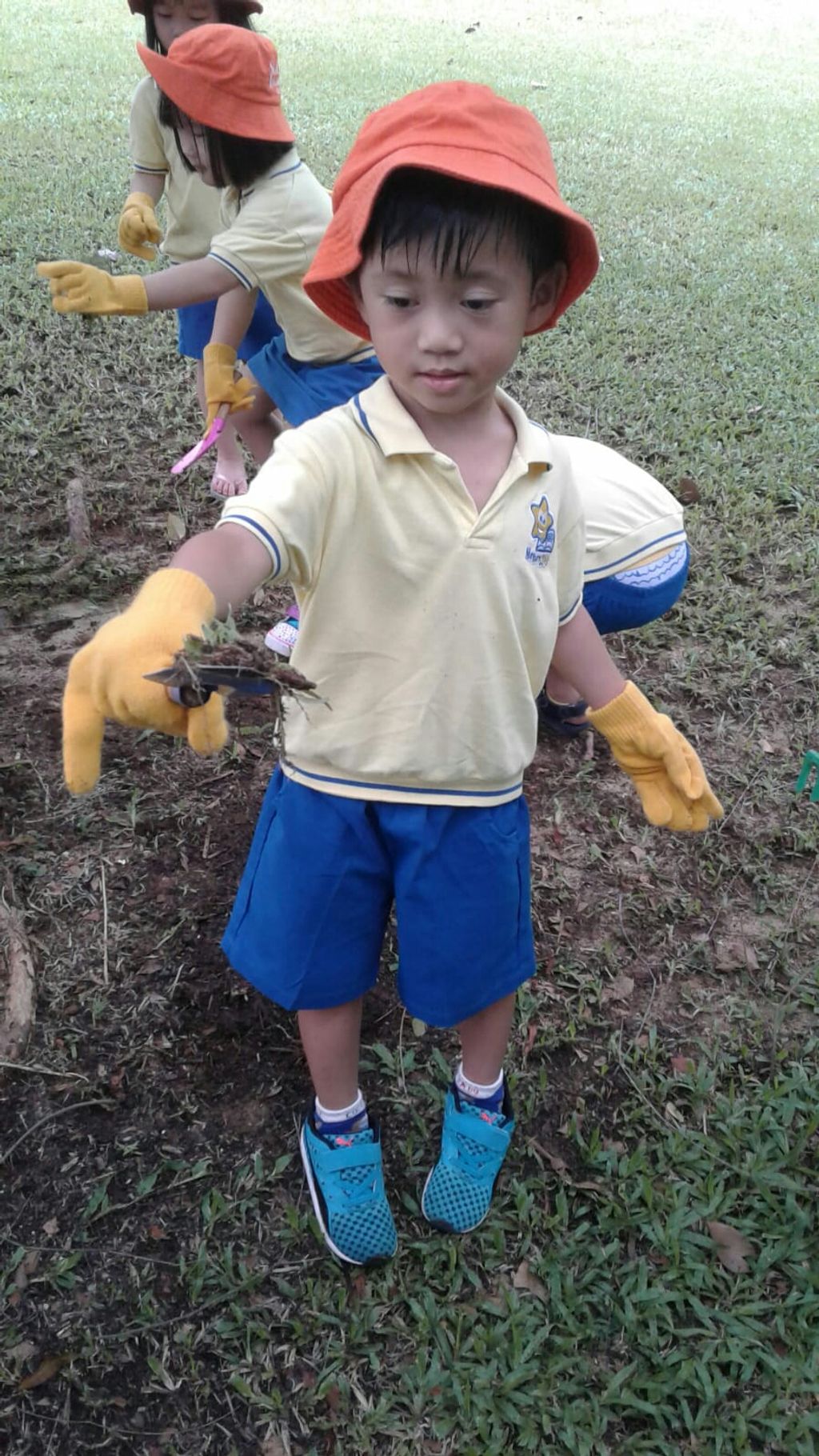 NurtureStars Punggol's Nursery students nurturing Punggol Waterway Park through mulching & weeding! — photo 3