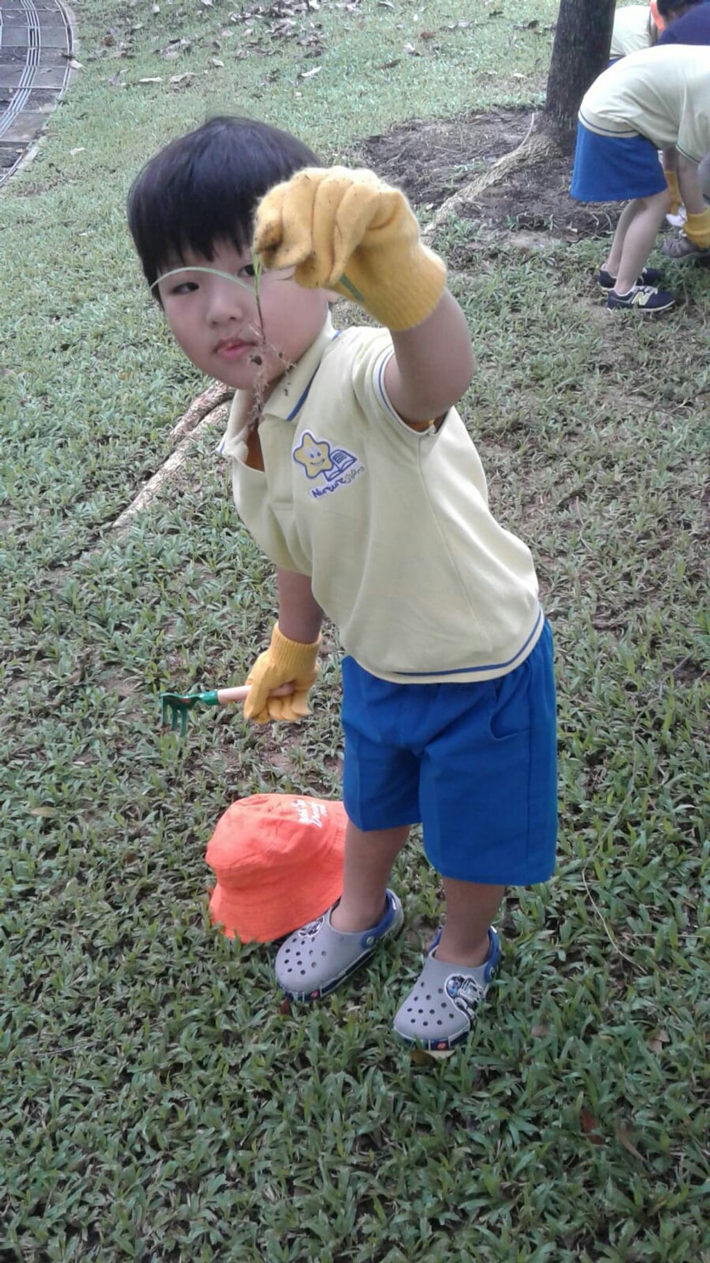 NurtureStars Punggol's Nursery students nurturing Punggol Waterway Park through mulching & weeding! — photo 5