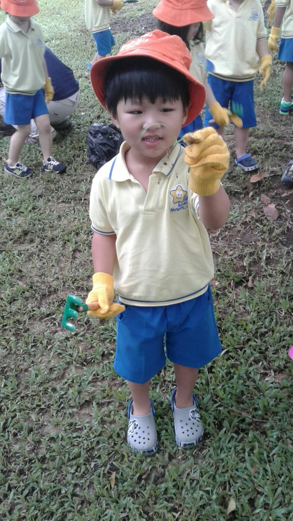 NurtureStars Punggol's Nursery students nurturing Punggol Waterway Park through mulching & weeding! — photo 6