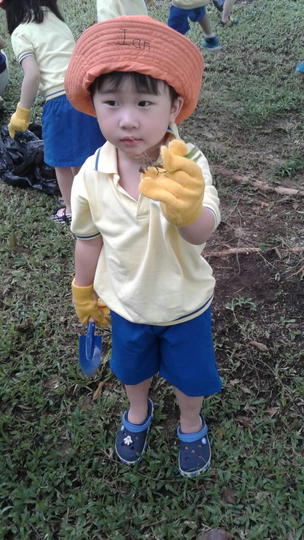 NurtureStars Punggol's Nursery students nurturing Punggol Waterway Park through mulching & weeding! — photo 7