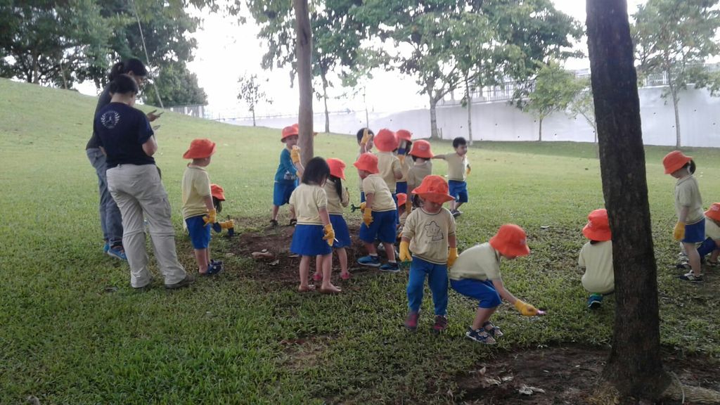 NurtureStars Punggol's Nursery students nurturing Punggol Waterway Park through mulching & weeding! — photo 2
