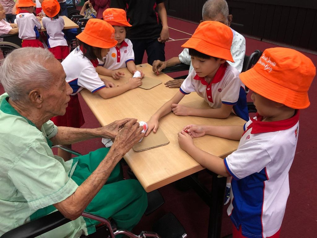 Who says little hands can't show their love? — photo 1