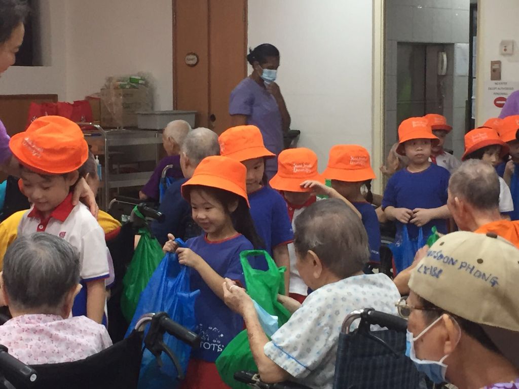 Visit to Man Fut Tong Nursing Home on 24/08/2018 — photo 6