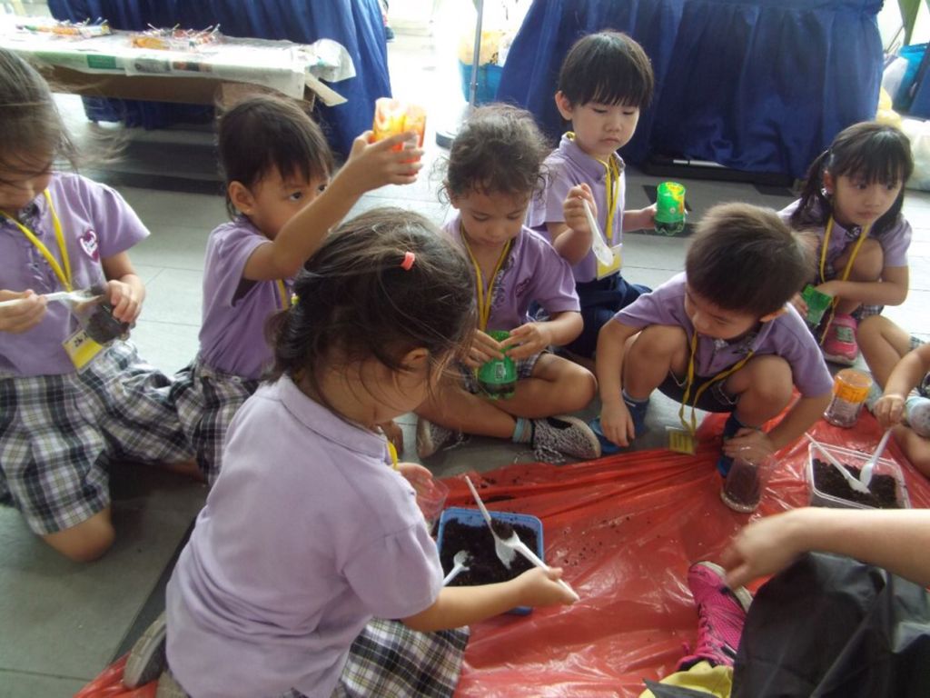 Cherie Hearts Kidz Campus @Pasir Ris Elias Mall - Event: Celebrate “Earth Day” at “Earth Week Carnival 2018” @Punggol Town Square on 19 April 2018 — photo 1