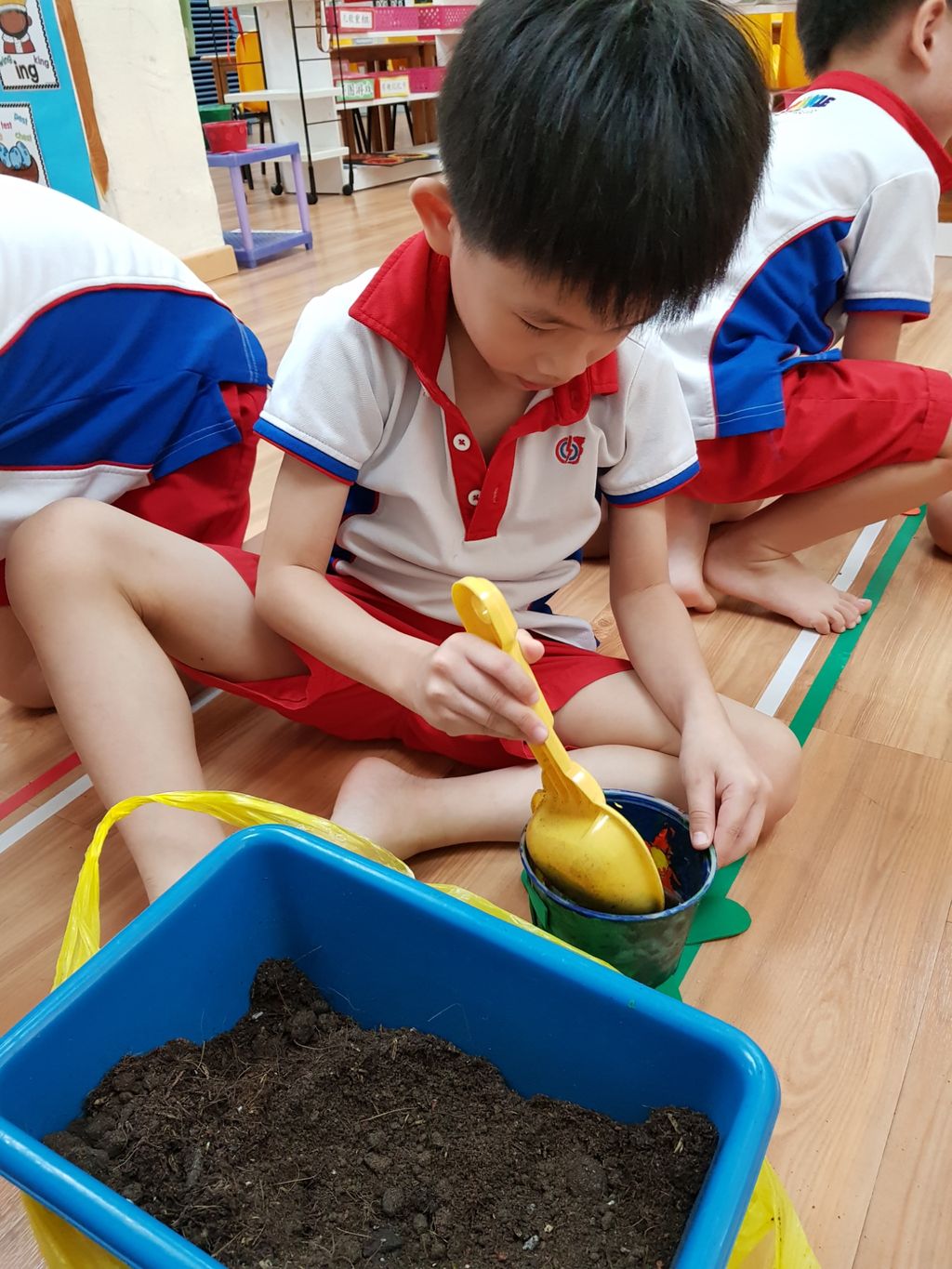Children at work: Let's go recycle and plant — photo 45