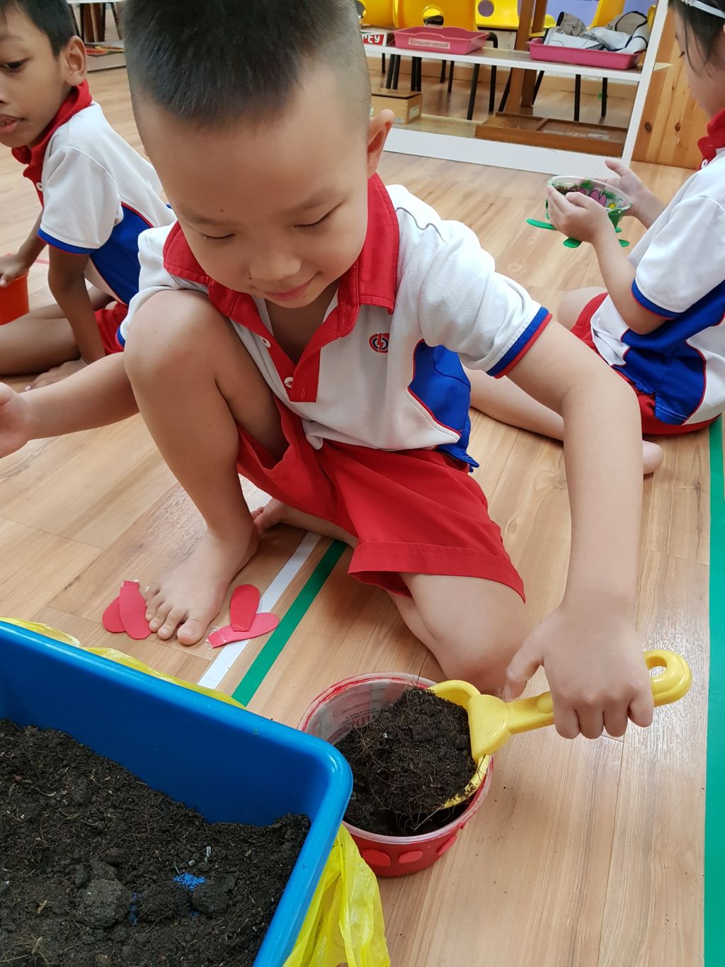 Children at work: Let's go recycle and plant — photo 47