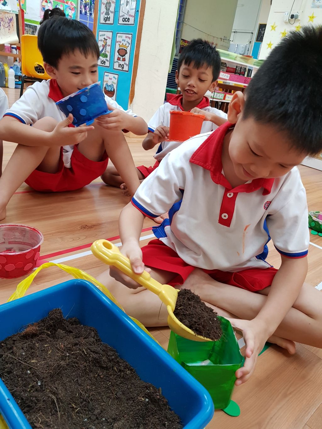 Children at work: Let's go recycle and plant — photo 49