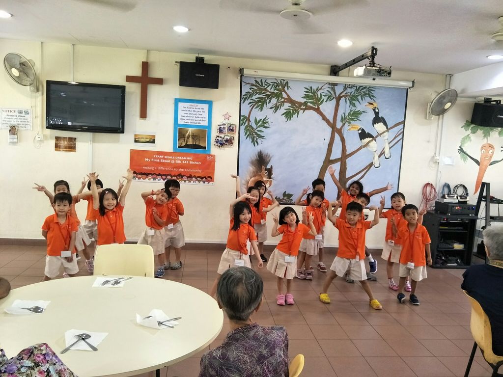 Having Fun at St John's Home for the Elderly People — photo 4