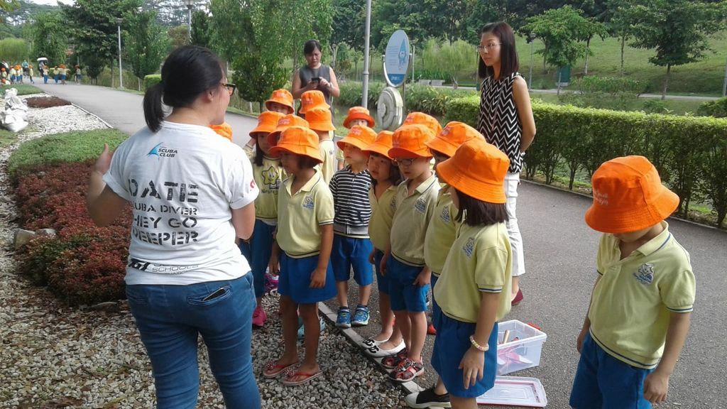 NurtureStars Punggol nurturing Punggol Waterway Park through organic mulching! — photo 8