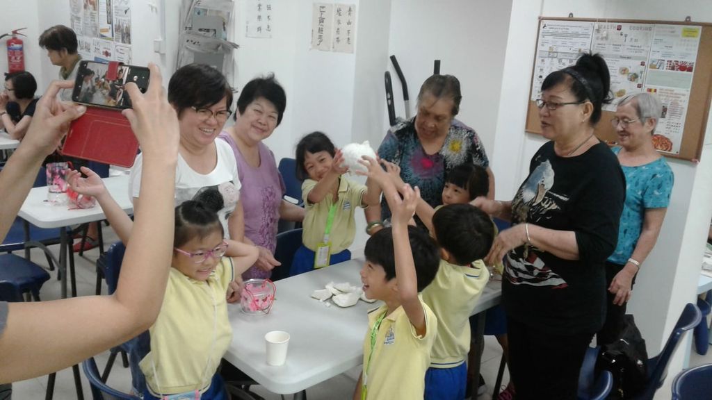 Mid Autumn Reunion With Seniors from MindCARE Senior Activity Centre to promote continuity of inter-generational bonding! — photo 5