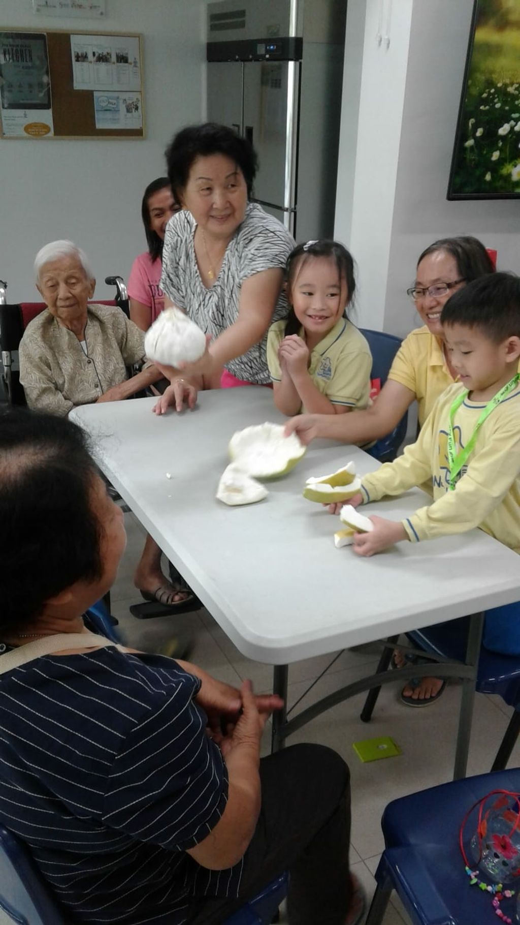 Mid Autumn Reunion With Seniors from MindCARE Senior Activity Centre to promote continuity of inter-generational bonding! — photo 6
