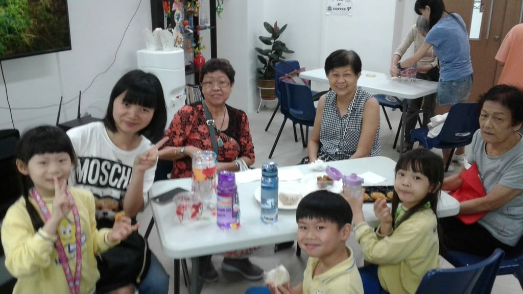 Mid Autumn Reunion With Seniors from MindCARE Senior Activity Centre to promote continuity of inter-generational bonding! — photo 3