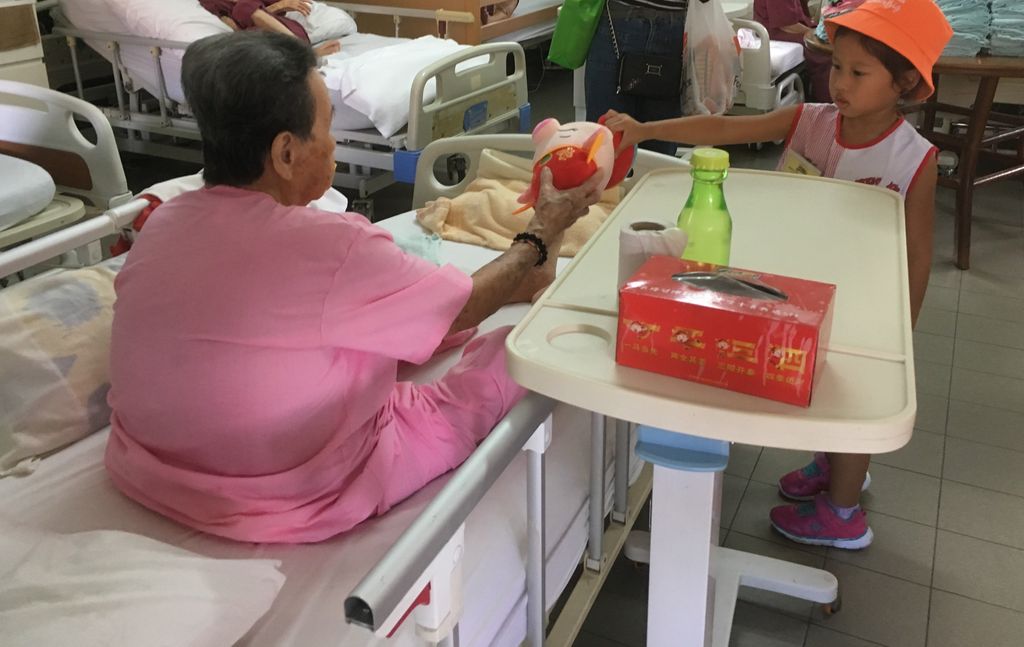 Caring for the elderly — photo 1