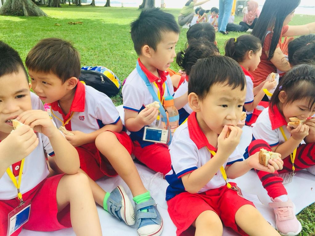 PCF Sparkletots Preschool @ Kampong Chai Chee 424 at East Coast Park: Eco-friendly picnic + beach clean up — photo 3