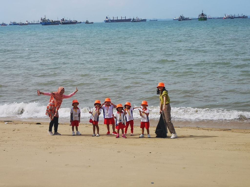 PCF Sparkletots Preschool @ Kampong Chai Chee 424 at East Coast Park: Eco-friendly picnic + beach clean up — photo 3