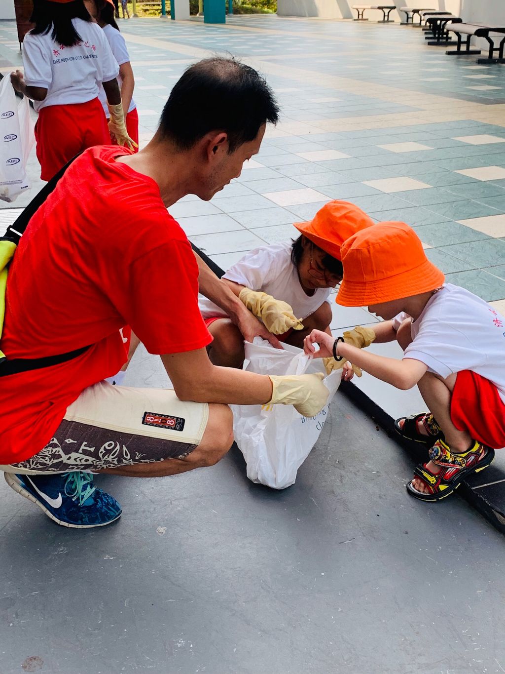 Keeping Singapore Clean & Green: Litter Picking Day around the neighbourhood!