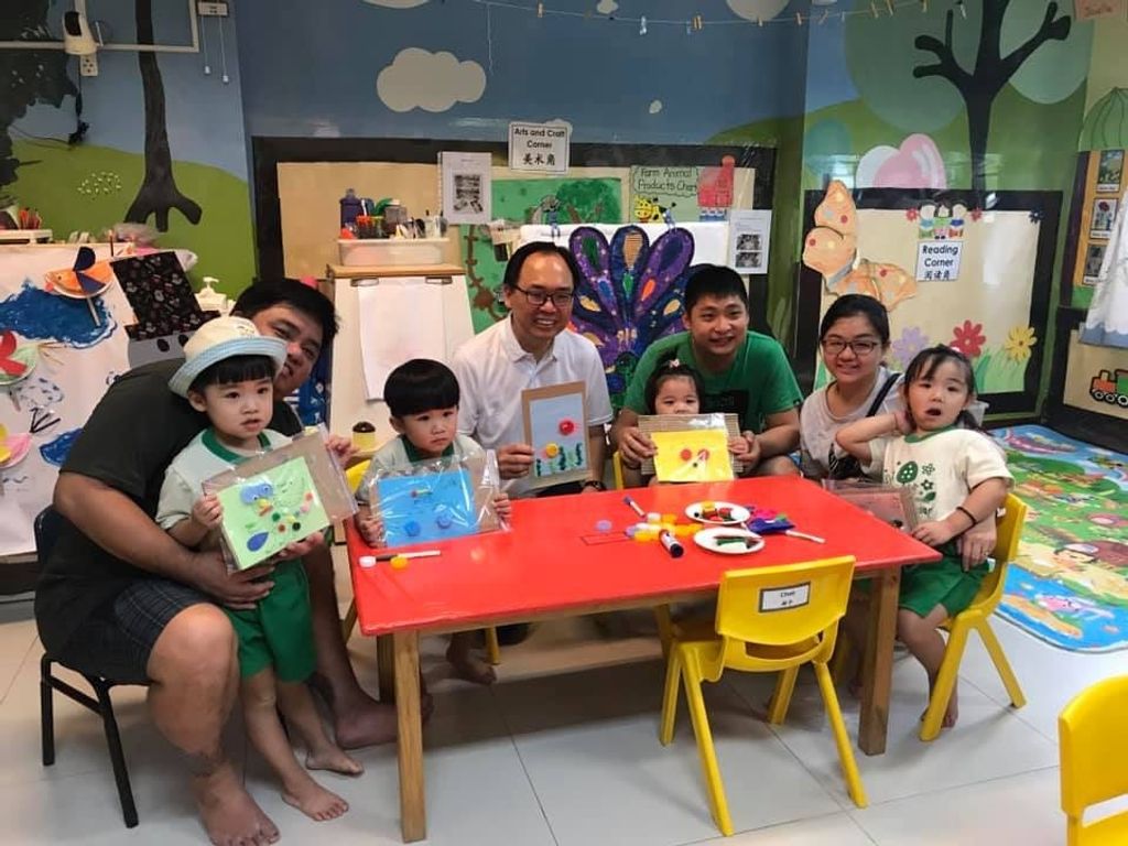 Family Involvement "Towards Zero Waste" - Recycle Plastic Bottles' Cap & create Beautiful Craft. GOH Adviser Zhenghua GROs, Holland-Bukit Timah GRC MP Mr Liang Eng Hwa — photo 2