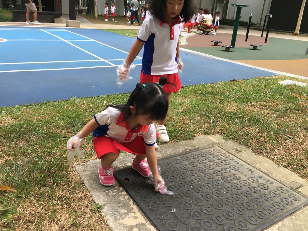 Reinforcing the experience of pick up litter from the shore with friends from Nursery 1.