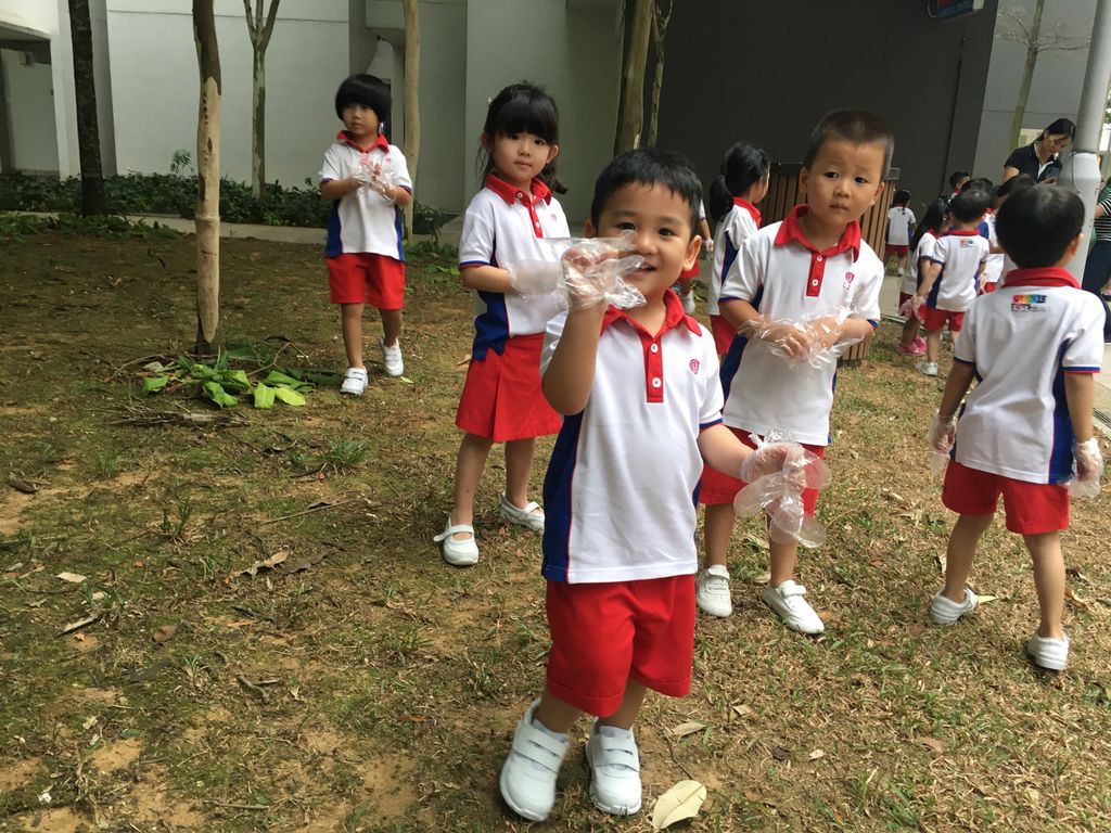 Reinforcing the experience of pick up litter from the shore with friends from Nursery 1. — photo 3