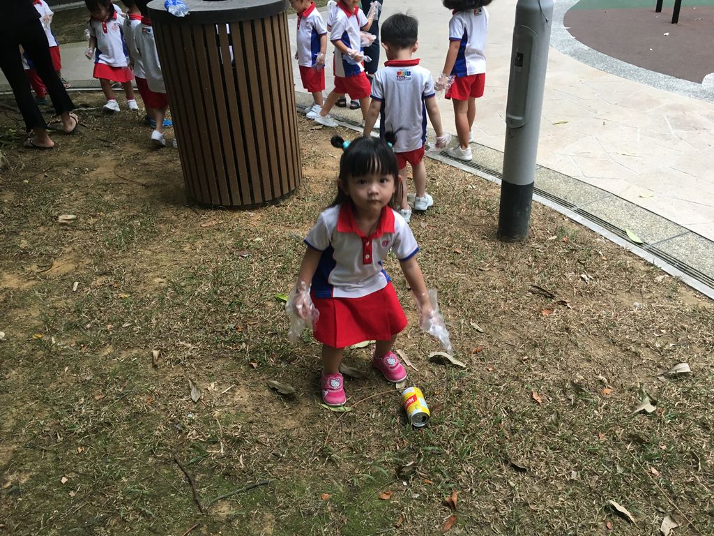 Reinforcing the experience of pick up litter from the shore with friends from Nursery 1. — photo 5