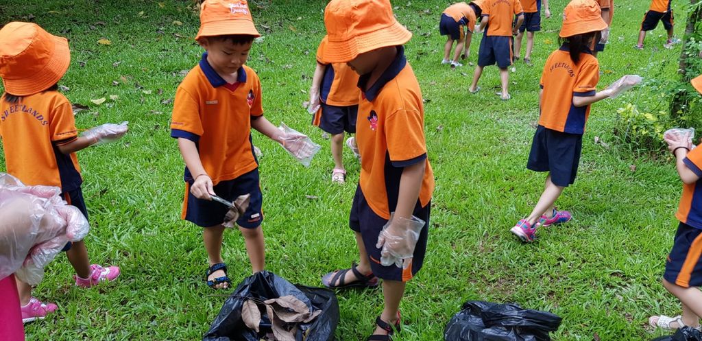 Picking up litter for our environment. — photo 2