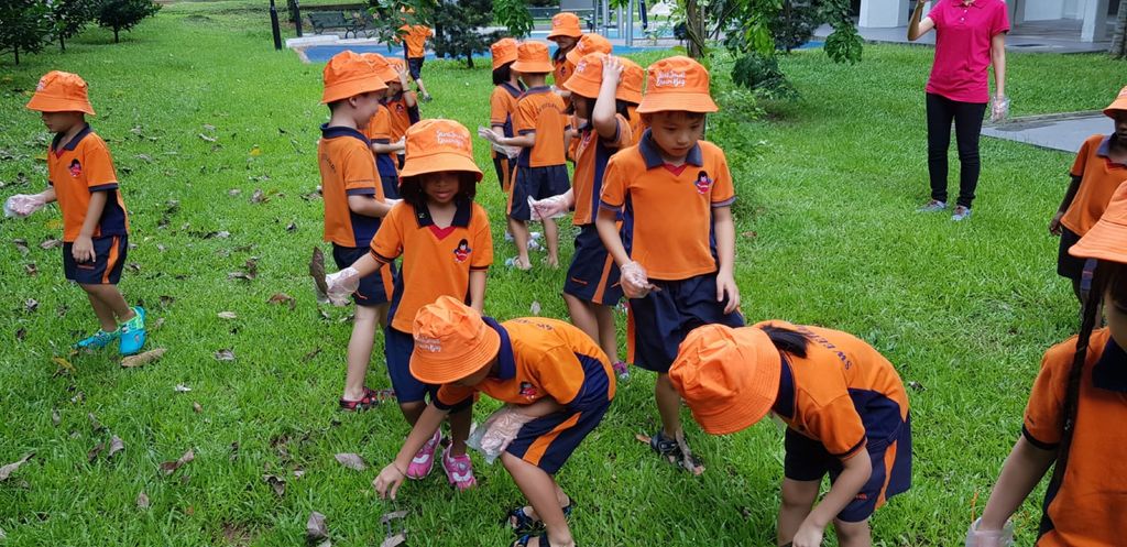 Picking up litter for our environment. — photo 3