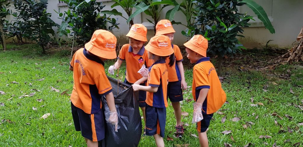 Picking up litter for our environment. — photo 6