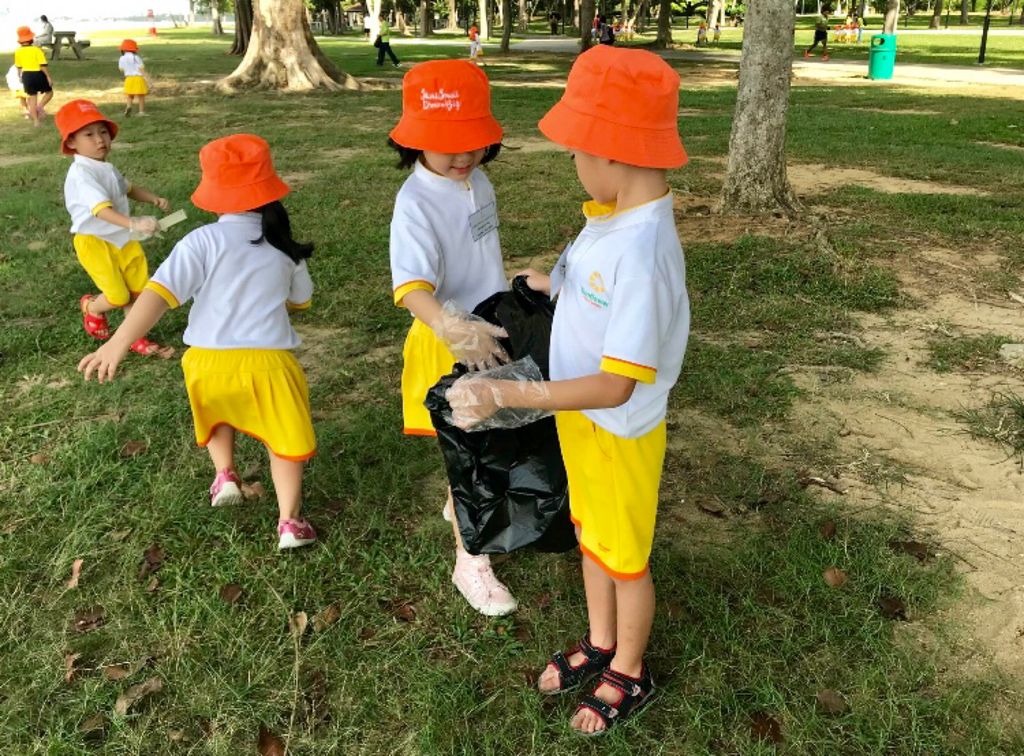 Sunflower Preschool @ Bedok South SSDB Project: ECP Beach Cleaning cum Grandparents’ Day — photo 2