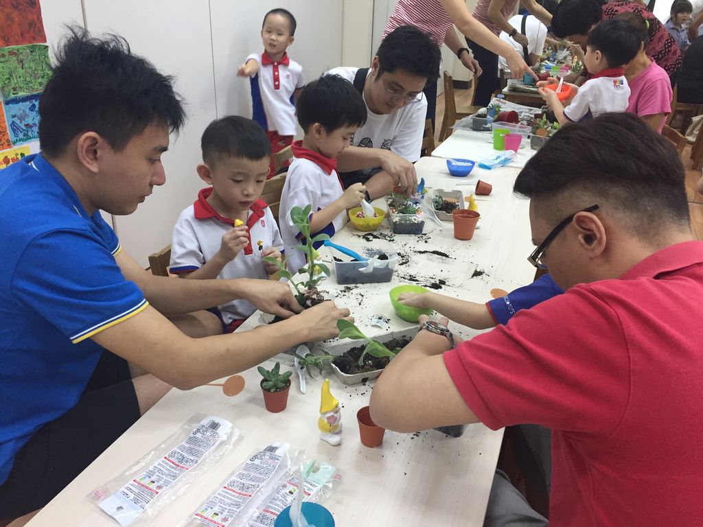 Pcf Sparkletots Preschool @ Jalan Kayu Blk 517/520 Inhouse Seed Germination and Terrarium Making Workshop as Parent-Child Bonding — photo 7