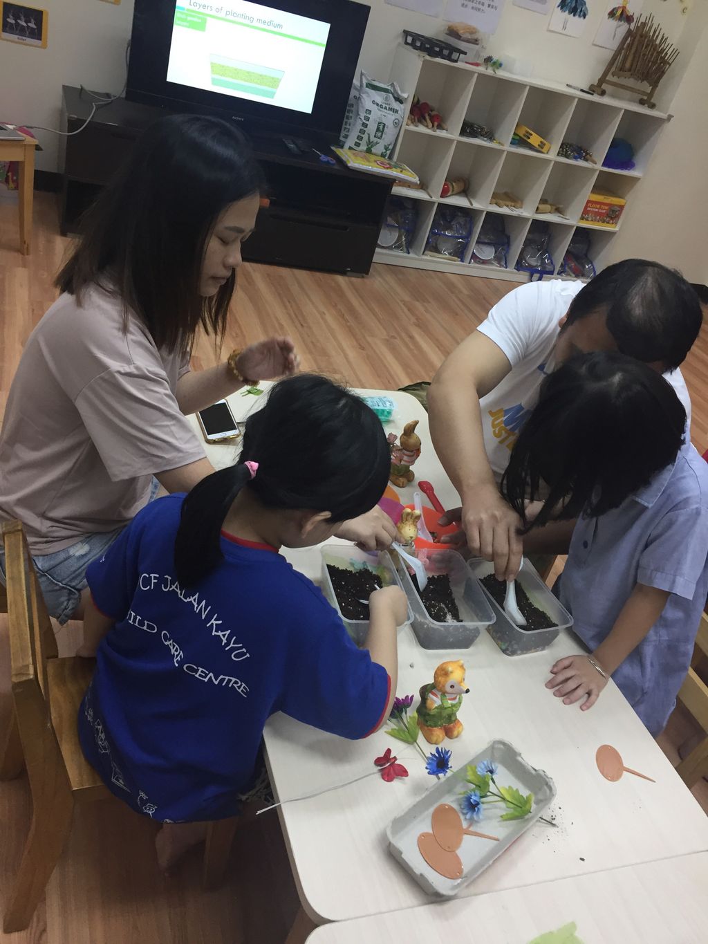 Pcf Sparkletots Preschool @ Jalan Kayu Blk 517/520 Inhouse Seed Germination and Terrarium Making Workshop as Parent-Child Bonding — photo 8