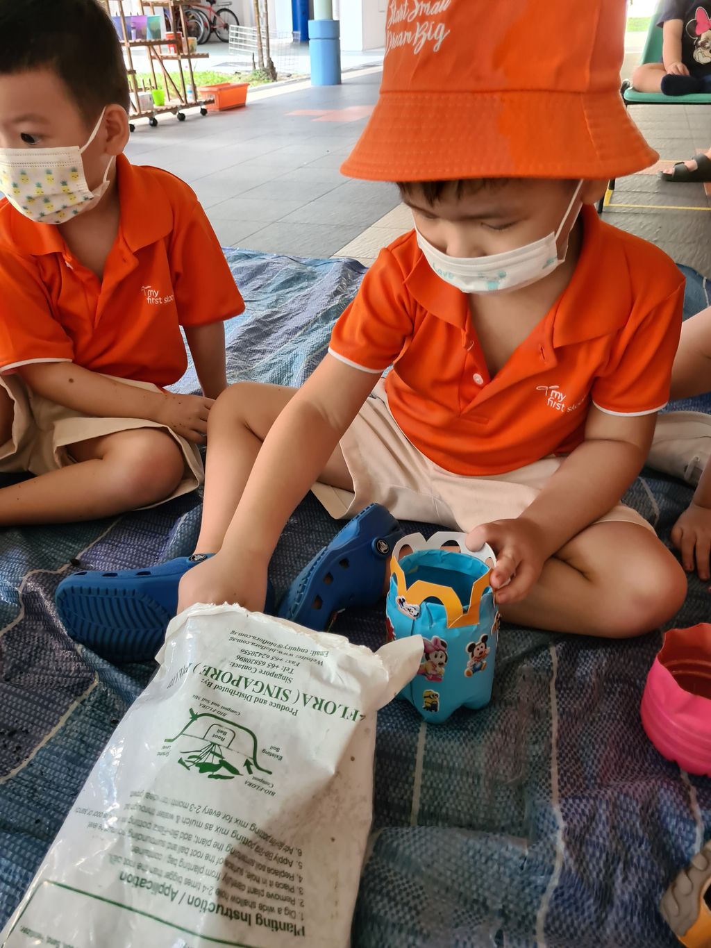 Creating a garden with flowerpots made from recyclables
