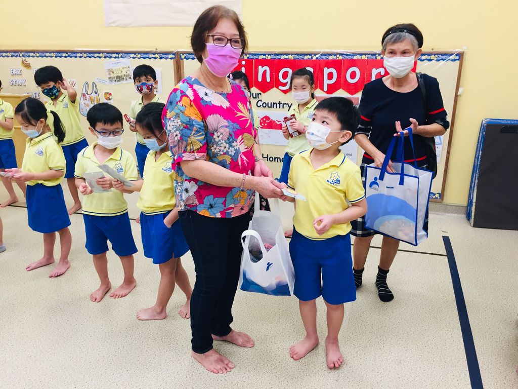 Stars experiencing the beauty of intergenerational bonding by Seniors from MindCARE Integrated Service Centre❤️ — photo 1