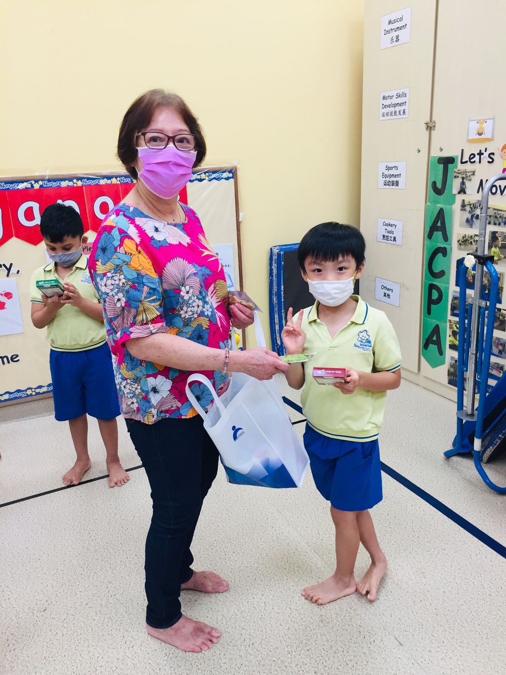 Stars experiencing the beauty of intergenerational bonding by Seniors from MindCARE Integrated Service Centre❤️ — photo 3