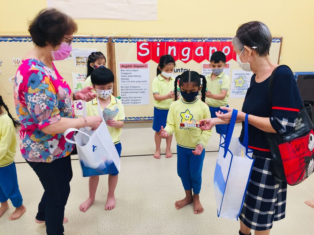 Stars experiencing the beauty of intergenerational bonding by Seniors from MindCARE Integrated Service Centre❤️ — photo 8