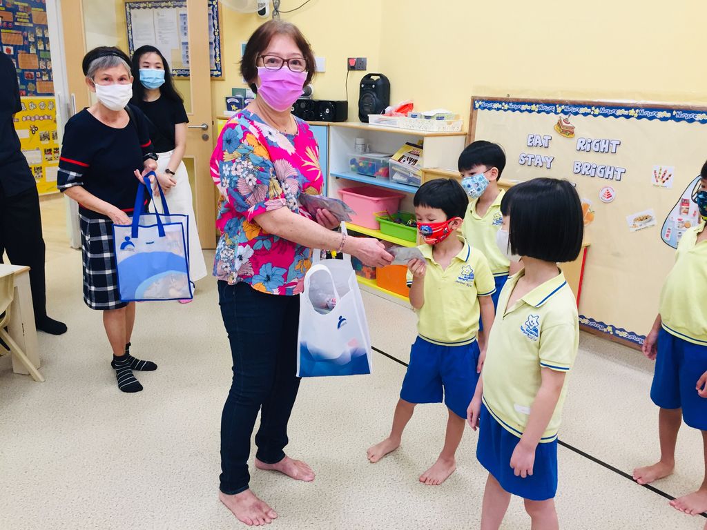 Stars experiencing the beauty of intergenerational bonding by Seniors from MindCARE Integrated Service Centre❤️ — photo 10