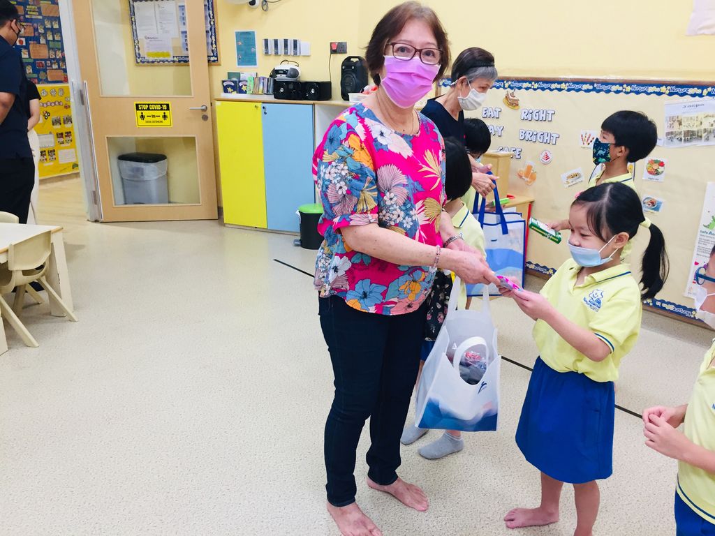Stars experiencing the beauty of intergenerational bonding by Seniors from MindCARE Integrated Service Centre❤️ — photo 11