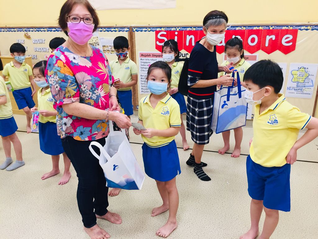 Stars experiencing the beauty of intergenerational bonding by Seniors from MindCARE Integrated Service Centre❤️ — photo 12